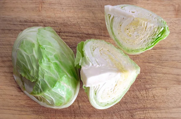 新鲜的绿色卷心菜在颜色背景上分离 有机食品 — 图库照片