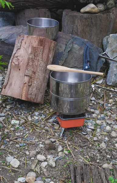 山上用小火炉做饭用的野营锅的笔名 — 图库照片