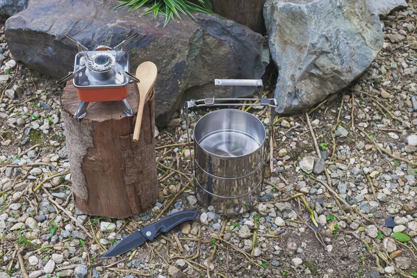 Dağ gününde küçük bir sobayla yemek pişirmek için kullanılan kamp çanağının adı..