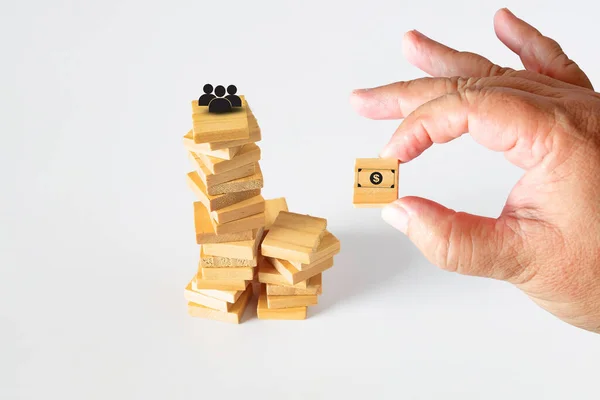 Ręcznie Trzymać Drewniane Kostki Zabawki Ikoną Banknotów Wieży — Zdjęcie stockowe
