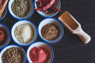 Arka planda Tayland yemeği pişirmek için farklı baharat ve otlar..