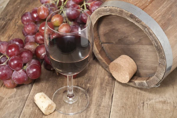 Copas de vino con uvas — Foto de Stock