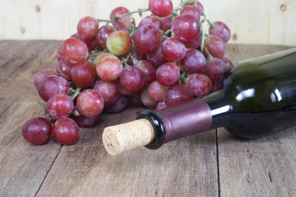 Grape with wine bottle — Stock Photo, Image