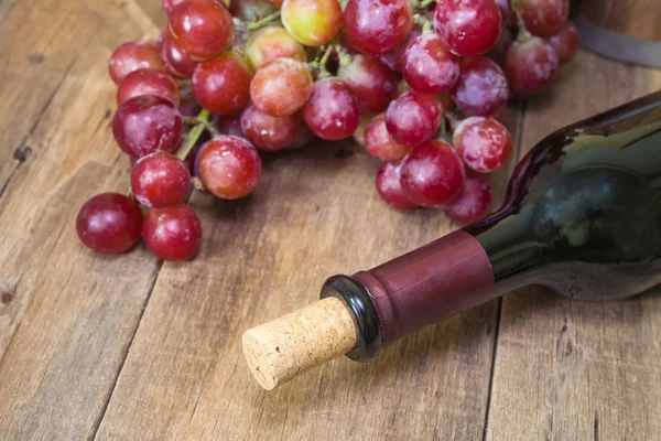 Uva con botella de vino — Foto de Stock