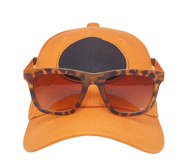 Baseballcap geïsoleerd met zonnebril — Stockfoto