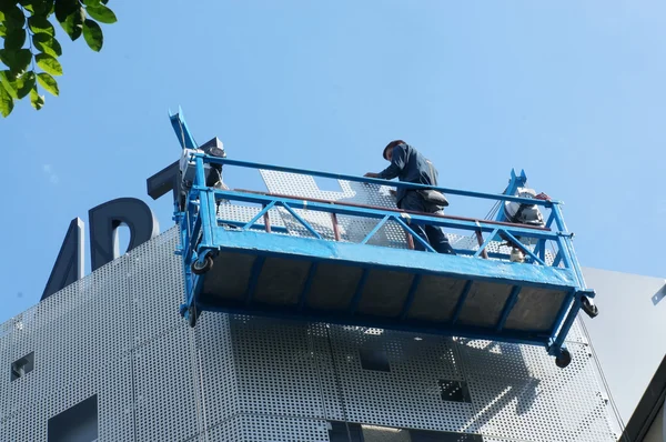 Trabalhando na construção de altura — Fotografia de Stock