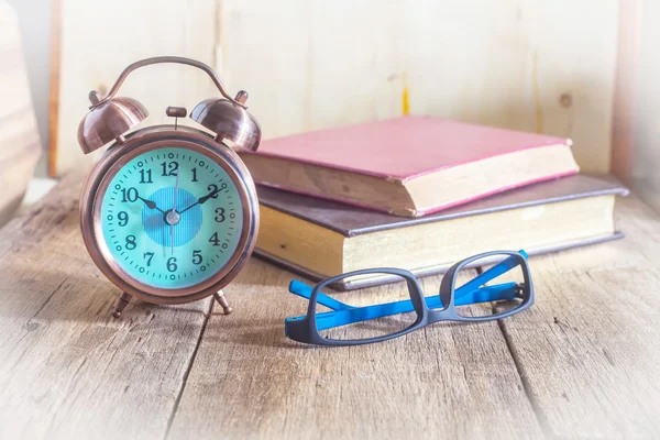 Orologio da tasca e occhiali — Foto Stock