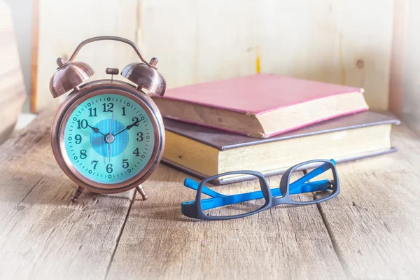 Pocket watch and glasses — Stock Photo, Image