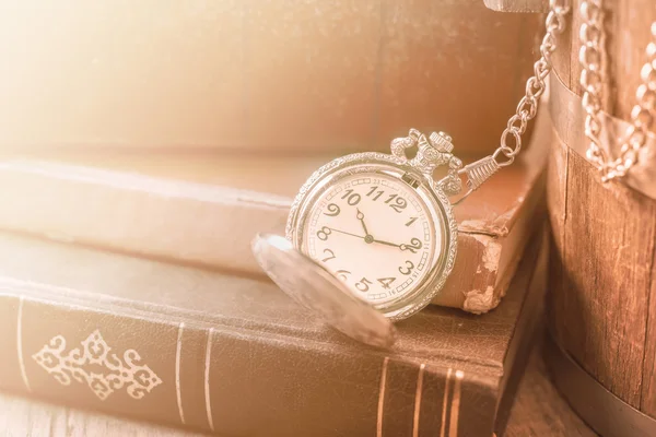 eski kitaplar üzerinde cep saati