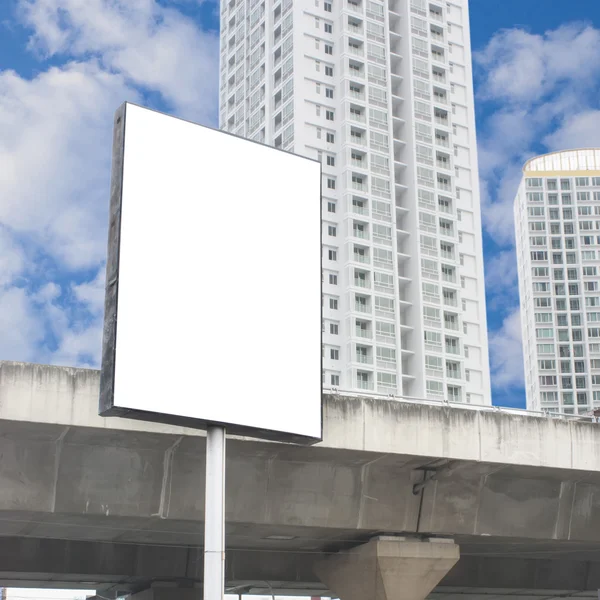 Valla publicitaria en blanco en la ciudad. — Foto de Stock