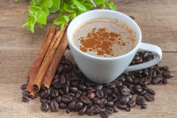 Coffee cup and coffee beans — Stock Photo, Image