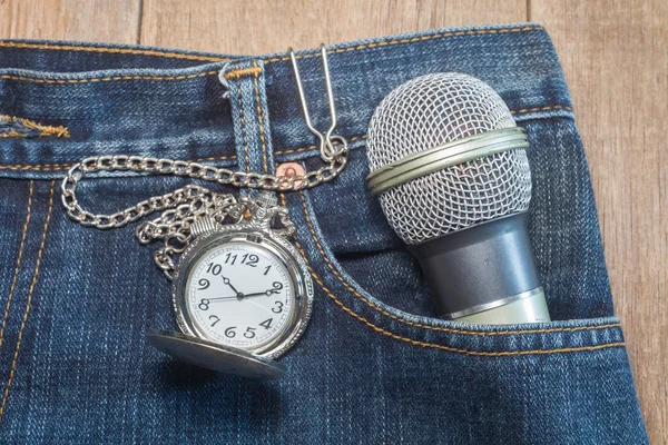 Relógio de bolso no bolso de jeans — Fotografia de Stock