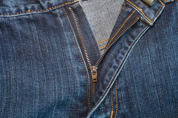 Klassische blaumodische Jeans — Stockfoto