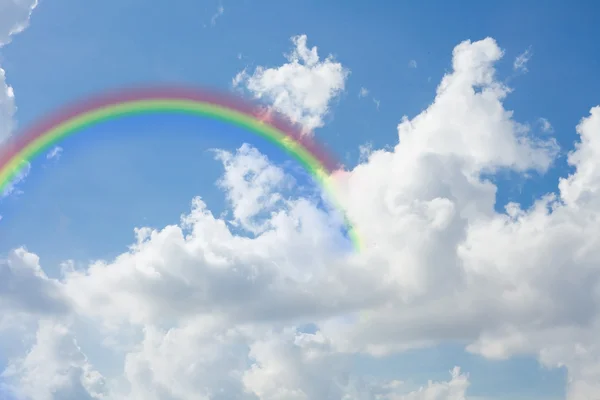 Himmel mit einem Regenbogen — Stockfoto