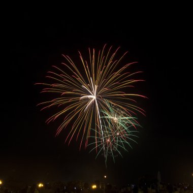 # Gökyüzünü ışık havai fişek