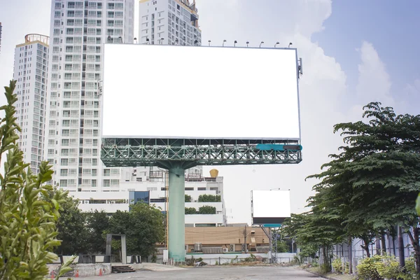 Valla publicitaria en blanco en la ciudad. — Foto de Stock