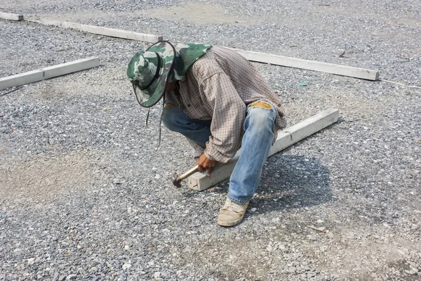 Constructor hombre trabajando con martillo — Foto de Stock