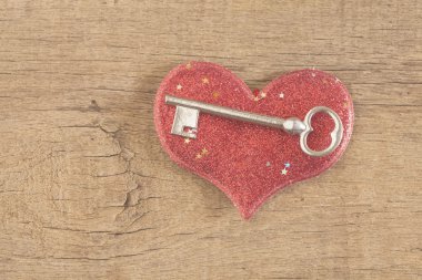 Kırmızı kalp ile anahtar 