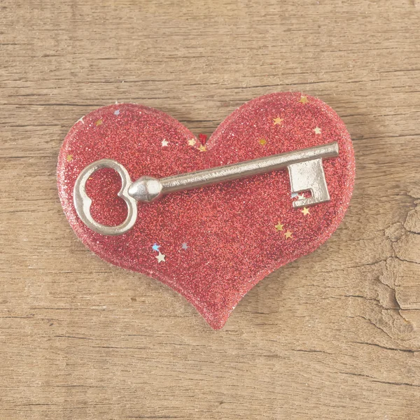 Rött hjärta med nyckel — Stockfoto