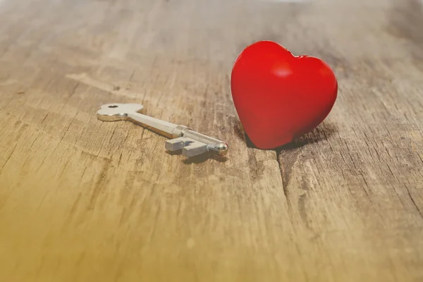 Nyckel och rött hjärta — Stockfoto