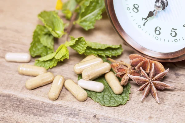 Hora de comer Organic Herb cápsula medicina con hojas de menta — Foto de Stock