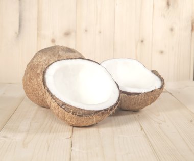 Masa üzerine Hindistan cevizi