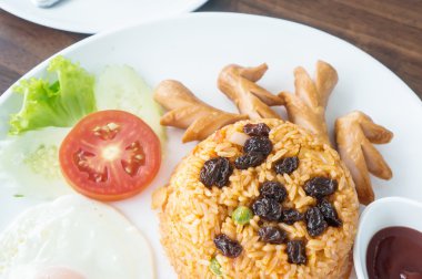 Tay Amerikan yangın pirinç üzerine ahşap masa