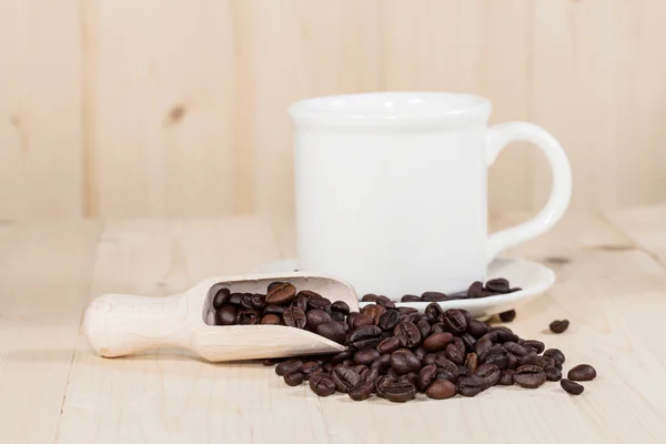 Grain de café frais et cuillère en bois — Photo