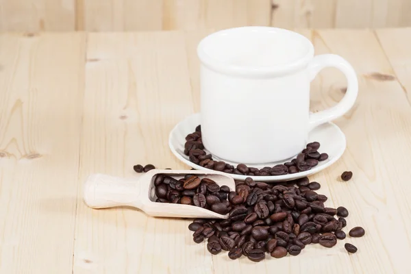 Fresh coffee bean and wood spoon — Stock Photo, Image