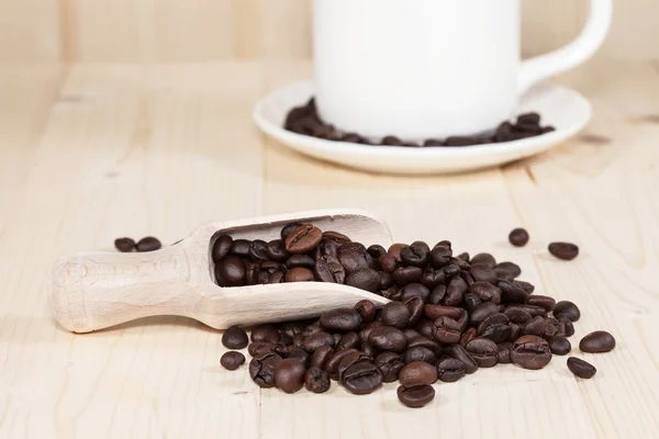 Fresh coffee bean and wood spoon — Stock Photo, Image