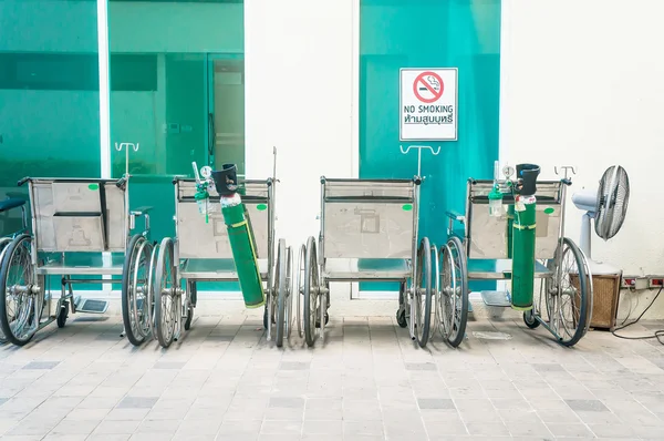 Silla de ruedas y tanque de oxígeno en el hospital — Foto de Stock