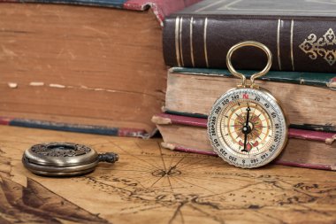 Vintage pusula antik bir harita üzerinde yatıyor