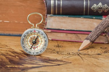 Vintage pusula antik bir harita üzerinde yatıyor