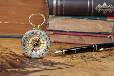 Antik bir harita üzerinde pusula ve Çeşme yalan