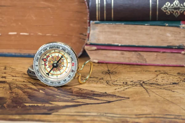Вінтажний компас лежить на стародавній карті — стокове фото