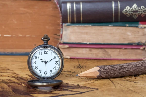 Vintage orologio da tasca su sfondo vecchia mappa — Foto Stock