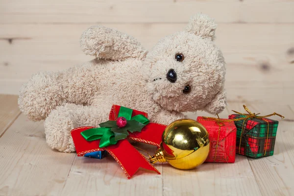 Urso brinquedo com caixa de presente — Fotografia de Stock