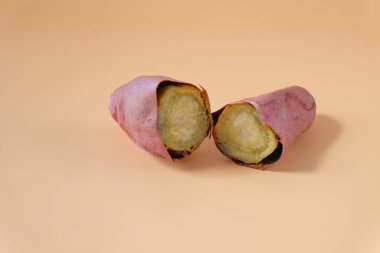 Arka planda kavrulmuş Japon tatlı patatesleri.