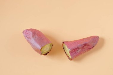 Arka planda kavrulmuş Japon tatlı patatesleri.