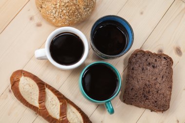 sıcak kahve fincanı ve ahşap masa ekmek