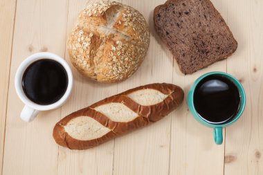 sıcak kahve fincanı ve ahşap masa ekmek