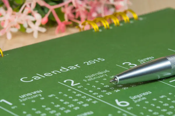 Kalender mit schwarzem Stift — Stockfoto