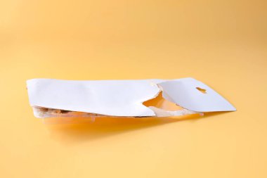 Yırtık kağıt, beyaz kağıt dokusu arkaplan.