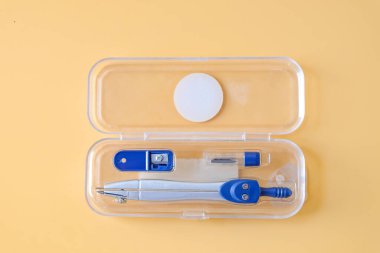 Okul ve taslak için metal pusula .