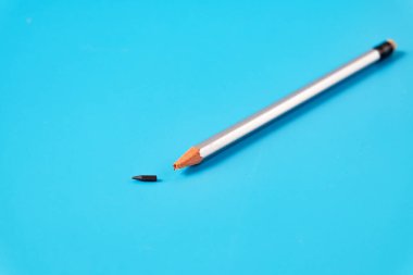 Renk arkaplanındaki kırık kalem.