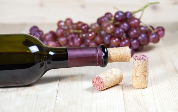 Bottle of  wine and grape  on wooden table — Stock Photo, Image