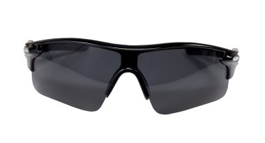 beyaz zemin üzerinde spor güneş gözlüğü