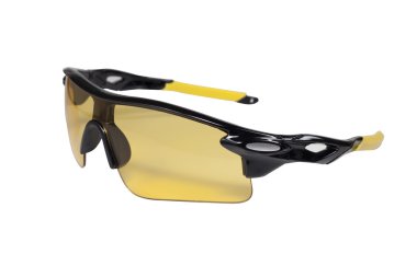 beyaz zemin üzerinde spor güneş gözlüğü