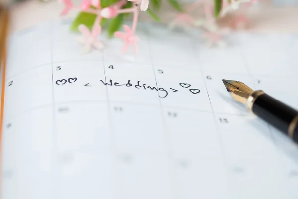 Hochzeitskalender auf dem Tisch — Stockfoto