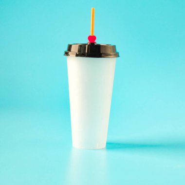 Boş beyaz akrilik bardak, meşrubat için uygun..